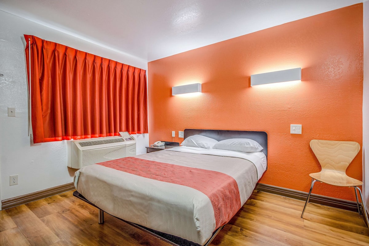 Desk, laptop workspace, free WiFi, bed sheets