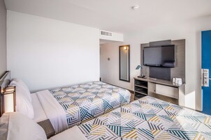 Escritorio, tabla de planchar con plancha, wifi gratis y ropa de cama 