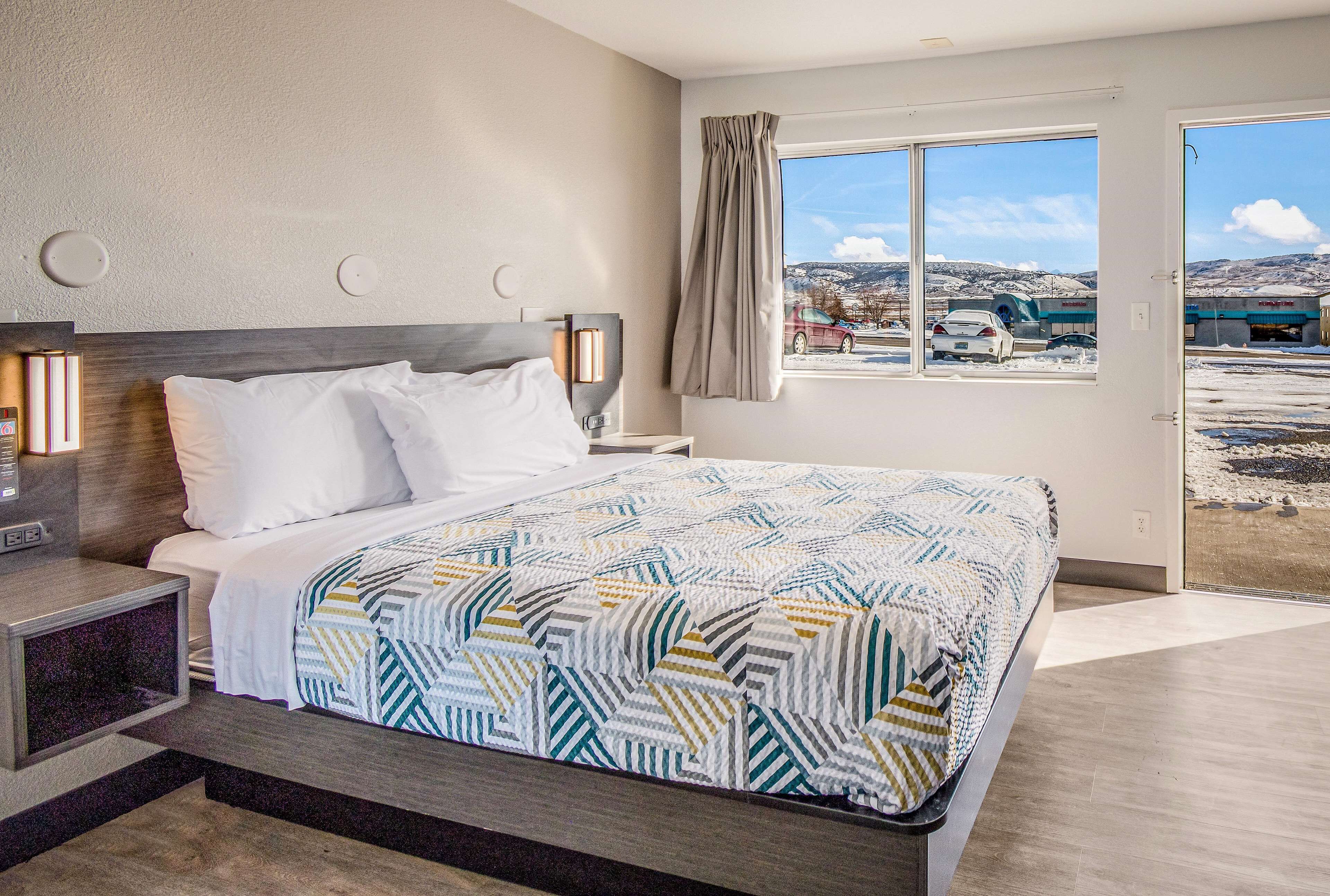 Bureau, fer et planche à repasser, accès au Wi-Fi (inclus)