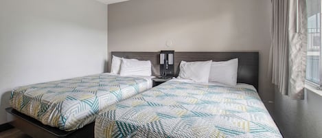 Escritorio, tabla de planchar con plancha, wifi gratis y ropa de cama