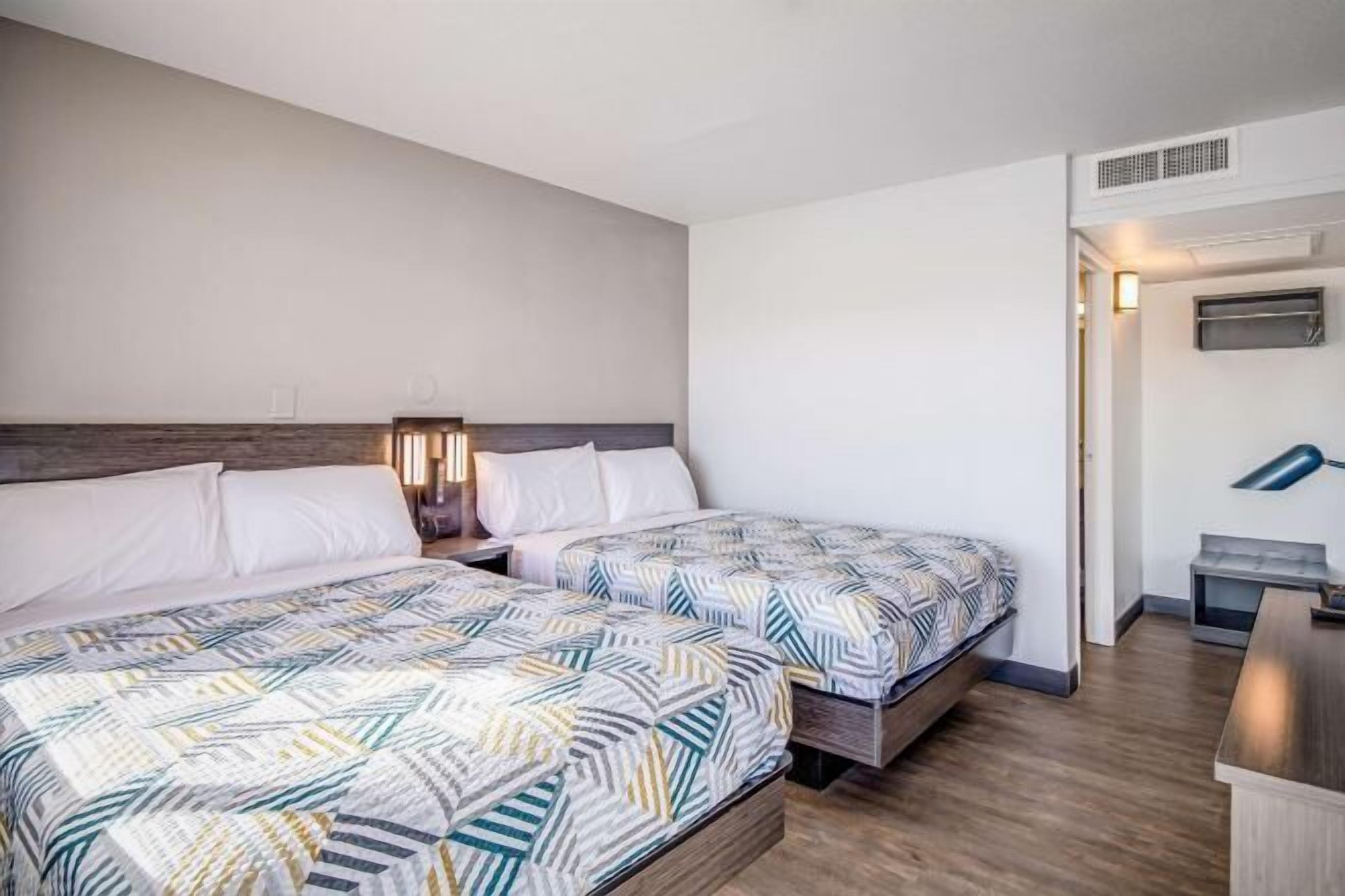 Työpöytä, silitysrauta/-lauta, ilmainen Wi-Fi, vuodevaatteet