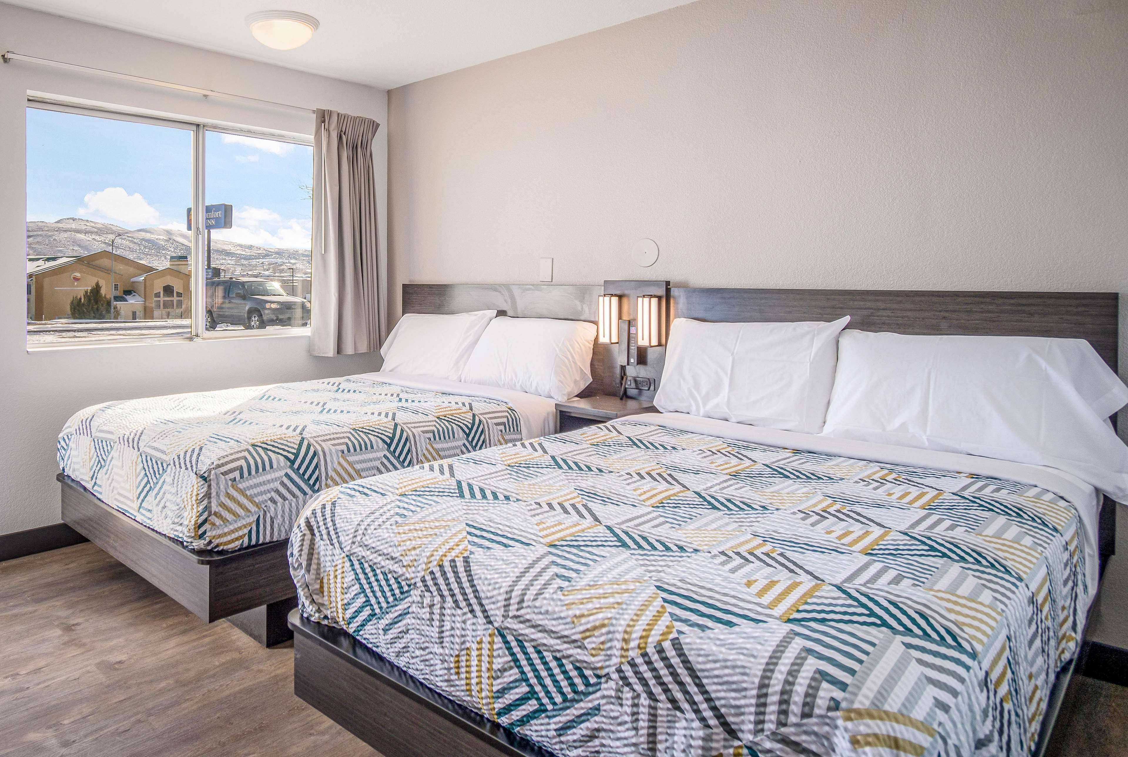 Bureau, fer et planche à repasser, accès au Wi-Fi (inclus)