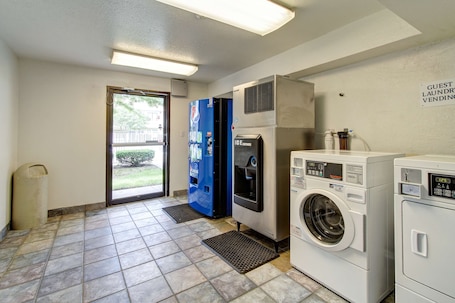 Laundry room. Motel 6 Amherst, OH - Cleveland West - Lorain