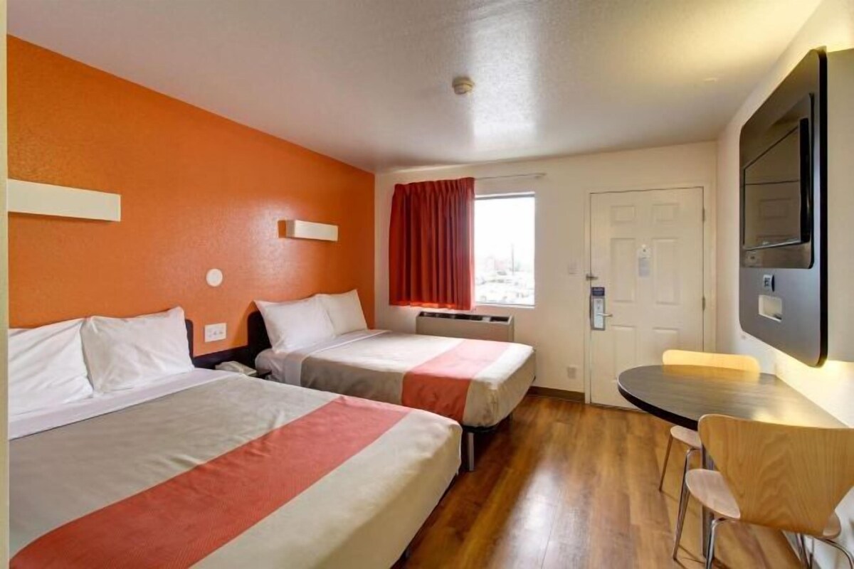 WiFi (free), bed sheets