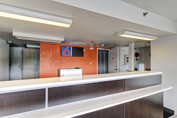 Lobby - Motel 6 Amherst, OH - Cleveland West - Lorain (Amherst)