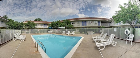 Pool. Motel 6 Amherst, OH - Cleveland West - Lorain