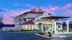 Un hôtel Red Roof Inn doté d’un parking couvert et d’un panneau indiquant que la piscine est fermée.