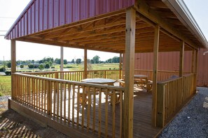 BBQ/picnic area - Red Roof Inn Georgetown, IN - Louisville West (Georgetown)
