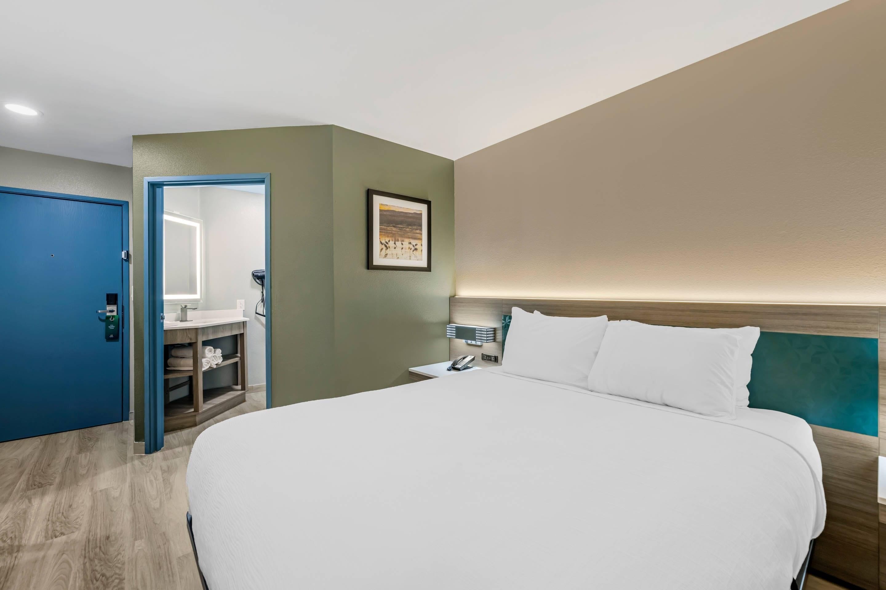 Standard Room, 1 Queen Bed, Non Smoking | Free WiFi, bed sheets, alarm clocks