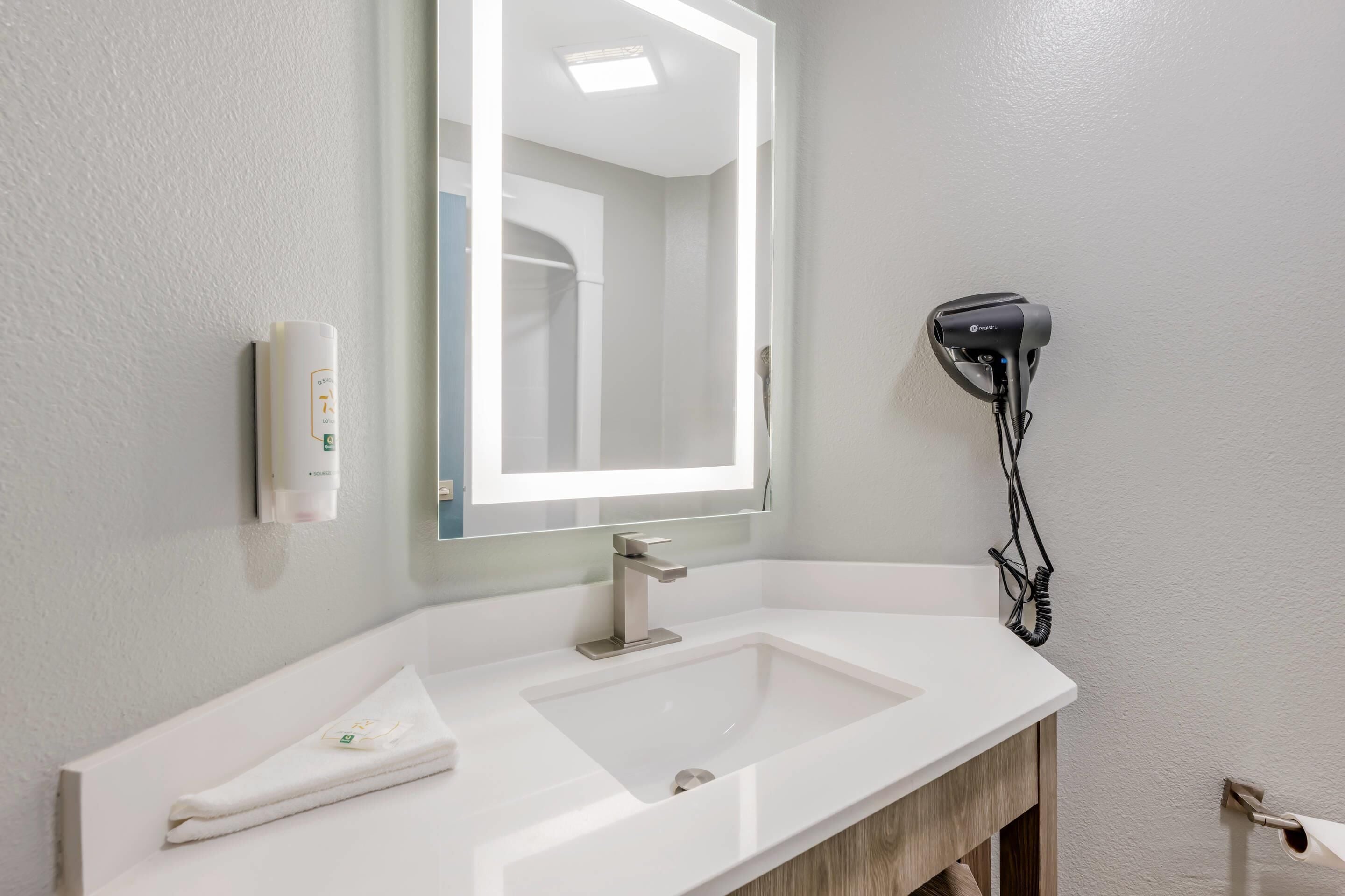 واي فاي مجانًا وملاءات أسرّة ومُنبهات