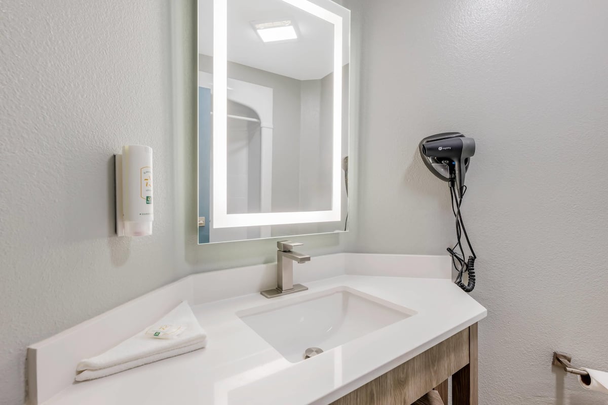 واي فاي مجانًا وملاءات أسرّة ومُنبهات