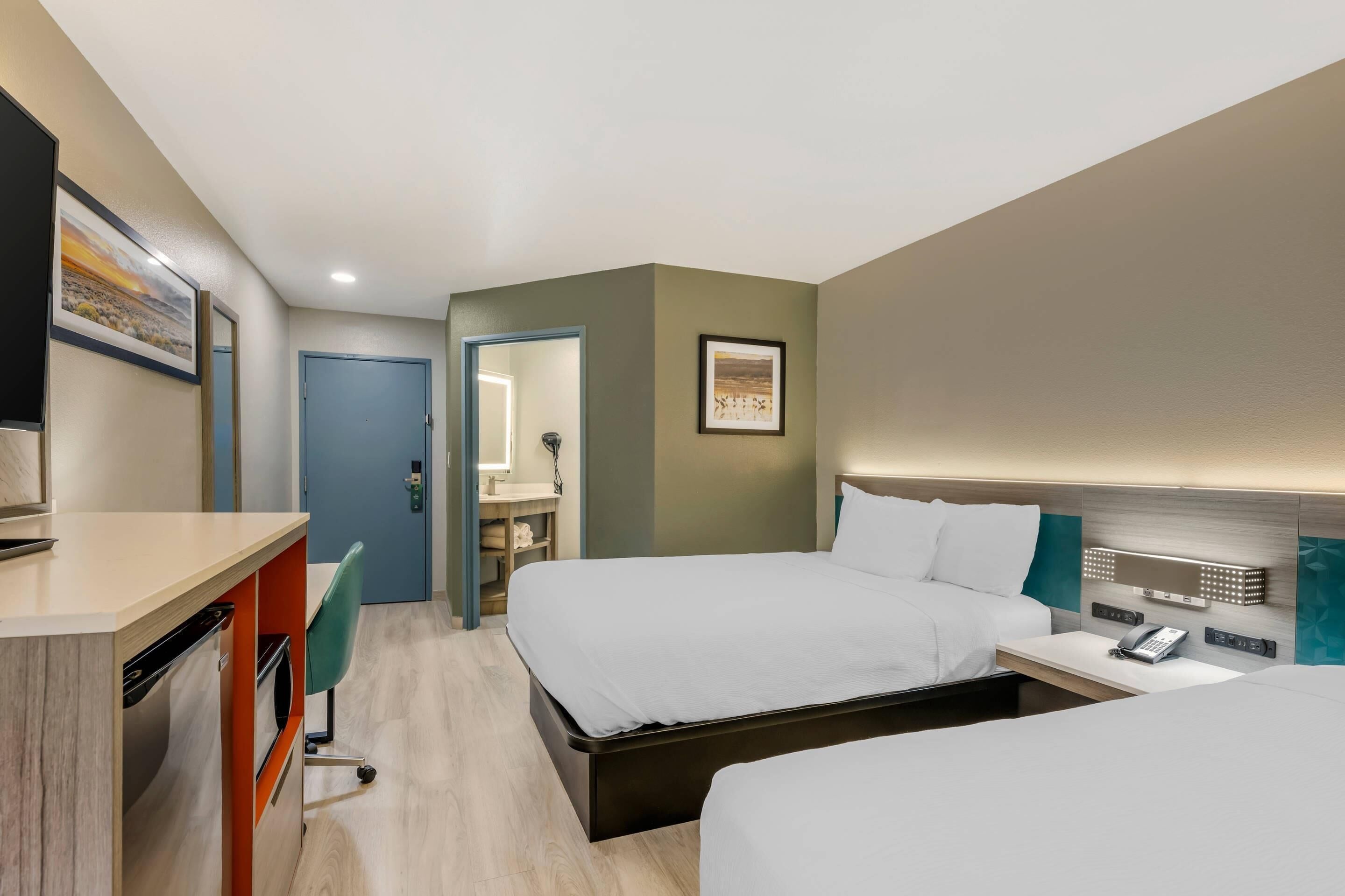 Phòng Tiêu chuẩn, 2 giường cỡ queen, không hút thuốc | Truy cập Internet không dây miễn phí, bộ trải giường, đồng hồ báo thức 