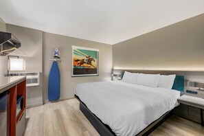 Quarto, 1 cama Queen, acessível, para não fumantes | Wi-Fi de cortesia, roupa de cama, despertadores