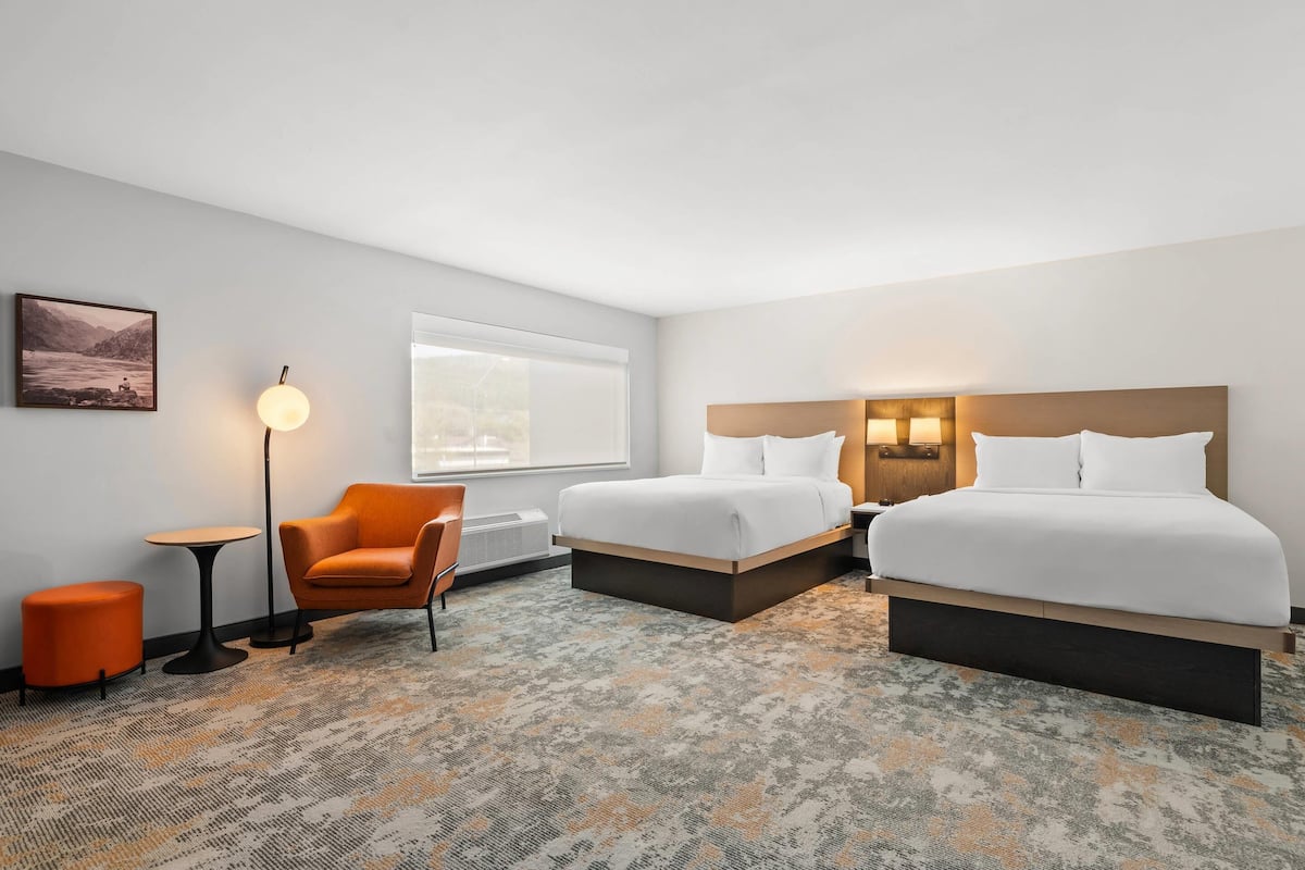 Ropa de cama de alta calidad, colchones con pillow-top y escritorio