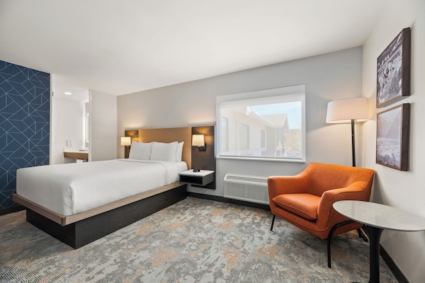 Quarto, 1 cama Queen, para não fumantes | Roupas de cama premium, camas com colchões pillow-top, escrivaninha