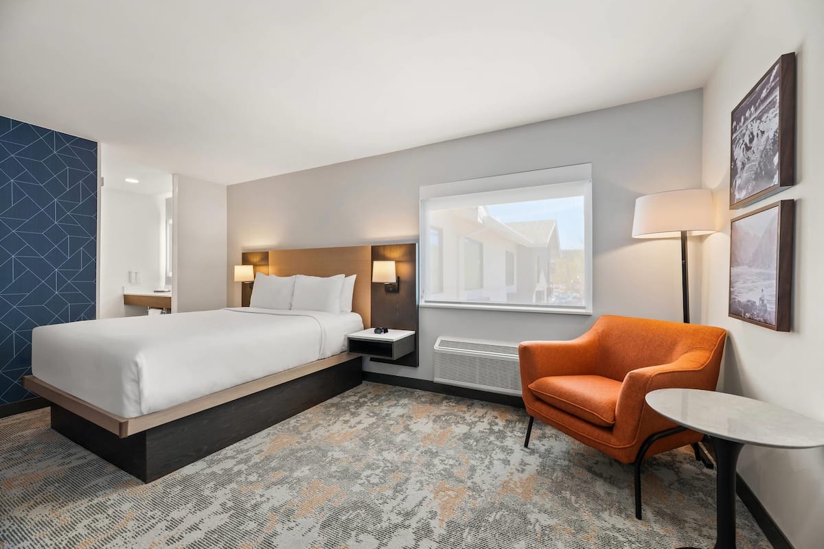 Room, 1 Queen Bed, Non Smoking | Premium bedding, pillowtop beds, desk, laptop workspace