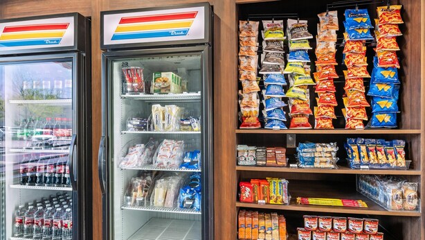 Un expositor refrigerado con diferentes aperitivos y bebidas.