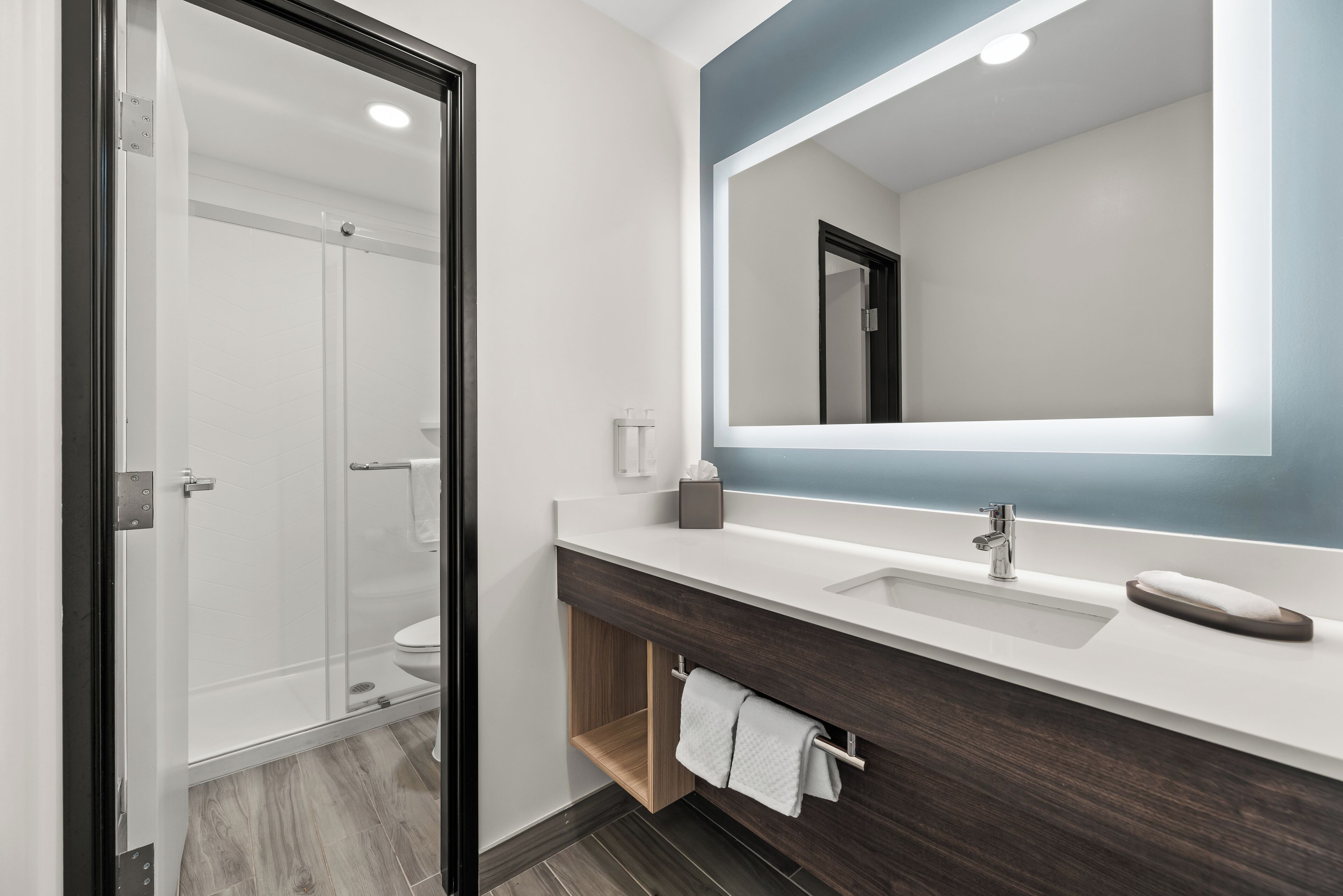 Suite, plusieurs lits, non-fumeurs (Upgrade) | Salle de bain | Articles de toilette gratuits, sèche-cheveux, serviettes fournies, savon