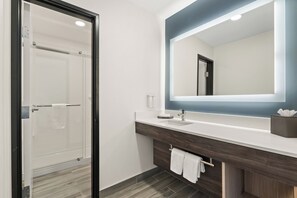 Standardzimmer, 1 King-Bett, Nichtraucher | Badezimmer | Kostenlose Toilettenartikel, Haartrockner, Handtücher, Seife