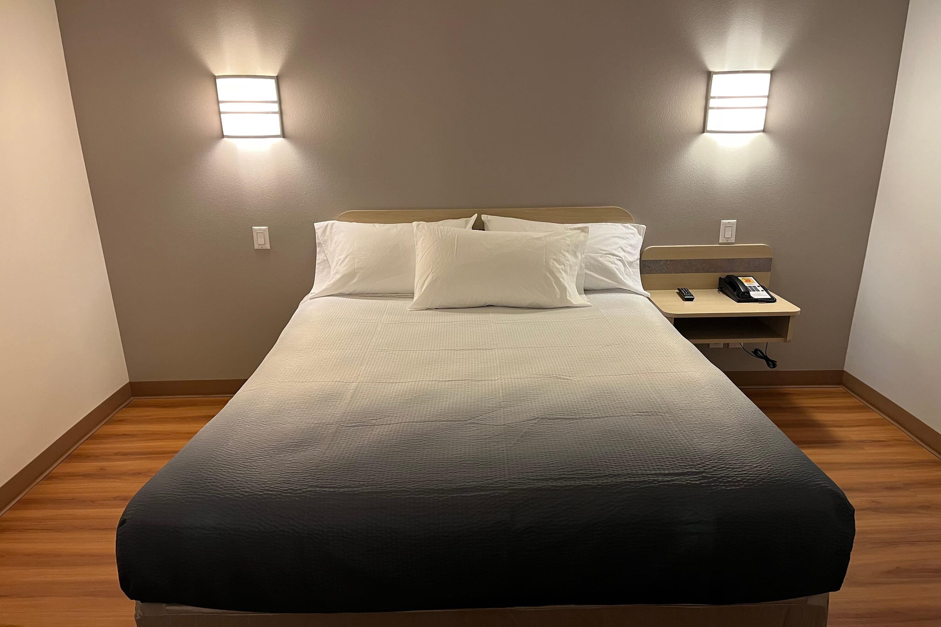 Room, 1 Queen Bed, Mobility Accessible, Non Smoking (Roll-in Shower) | Desk, laptop workspace, free WiFi, bed sheets