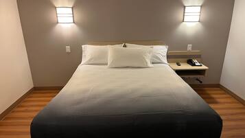 Room, 1 Queen Bed, Mobility Accessible, Non Smoking (Roll-in Shower) | Desk, laptop workspace, free WiFi, bed sheets