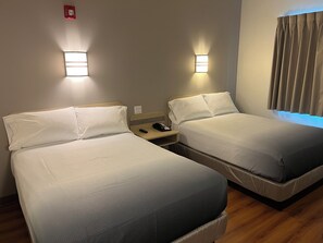 Een bureau, een laptopwerkplek, gratis wifi, beddengoed