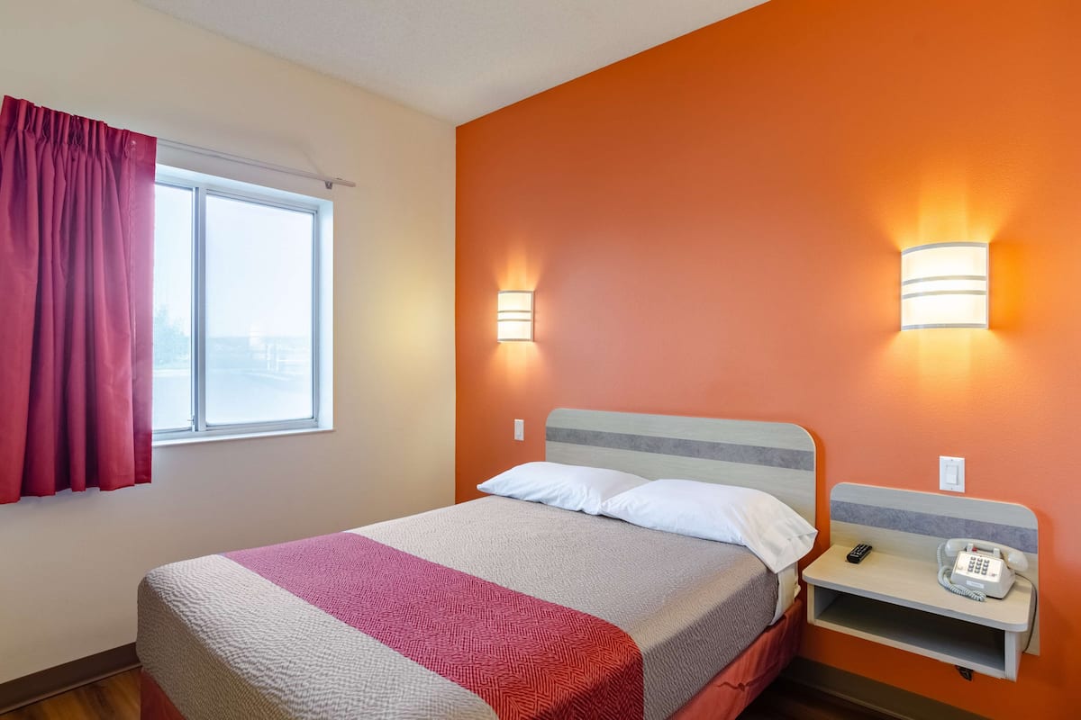 Desk, free WiFi, bed sheets