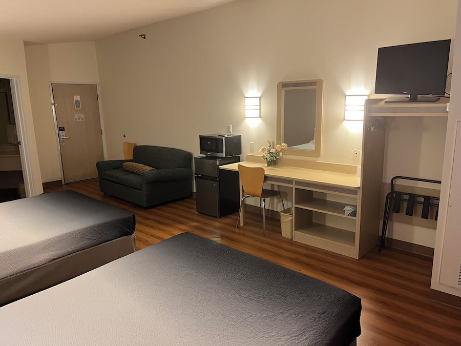 Suíte estúdio, várias camas, para não fumantes (2 Queen Bed) | Escrivaninha, espaço de trabalho para notebook, Wi-Fi de cortesia