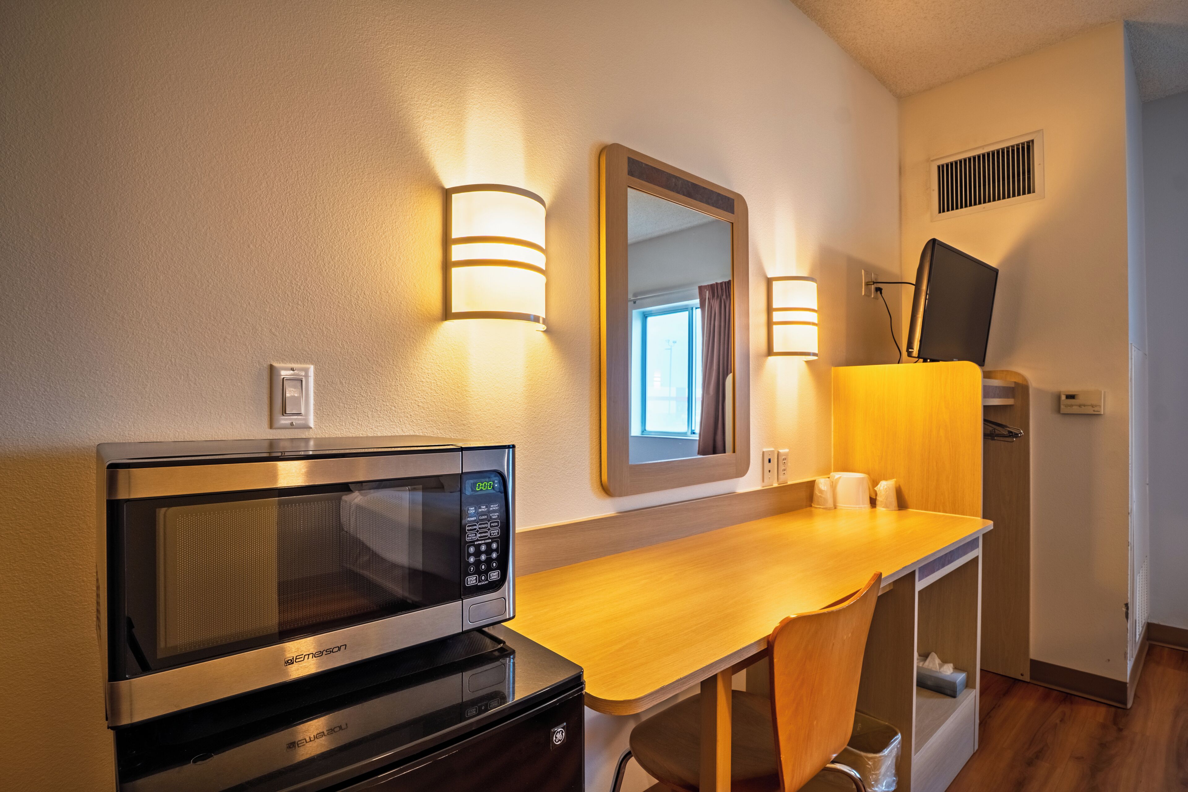 Zimmer, 1 Queen-Bett, barrierearm, Nichtraucher (Roll-in Shower) | Schreibtisch, laptopgeeigneter Arbeitsplatz, kostenloses WLAN