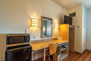 Desk, laptop workspace, free WiFi, bed sheets - Super 8 by Wyndham Sidney NE (Sidney)