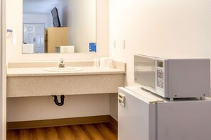 Combined shower/tub, towels, soap, toilet paper - Motel 6 Albany, OR (Albany)