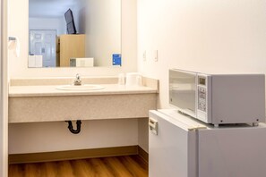 Combined shower/tub, towels, soap, toilet paper - Motel 6 Albany, OR (Albany)