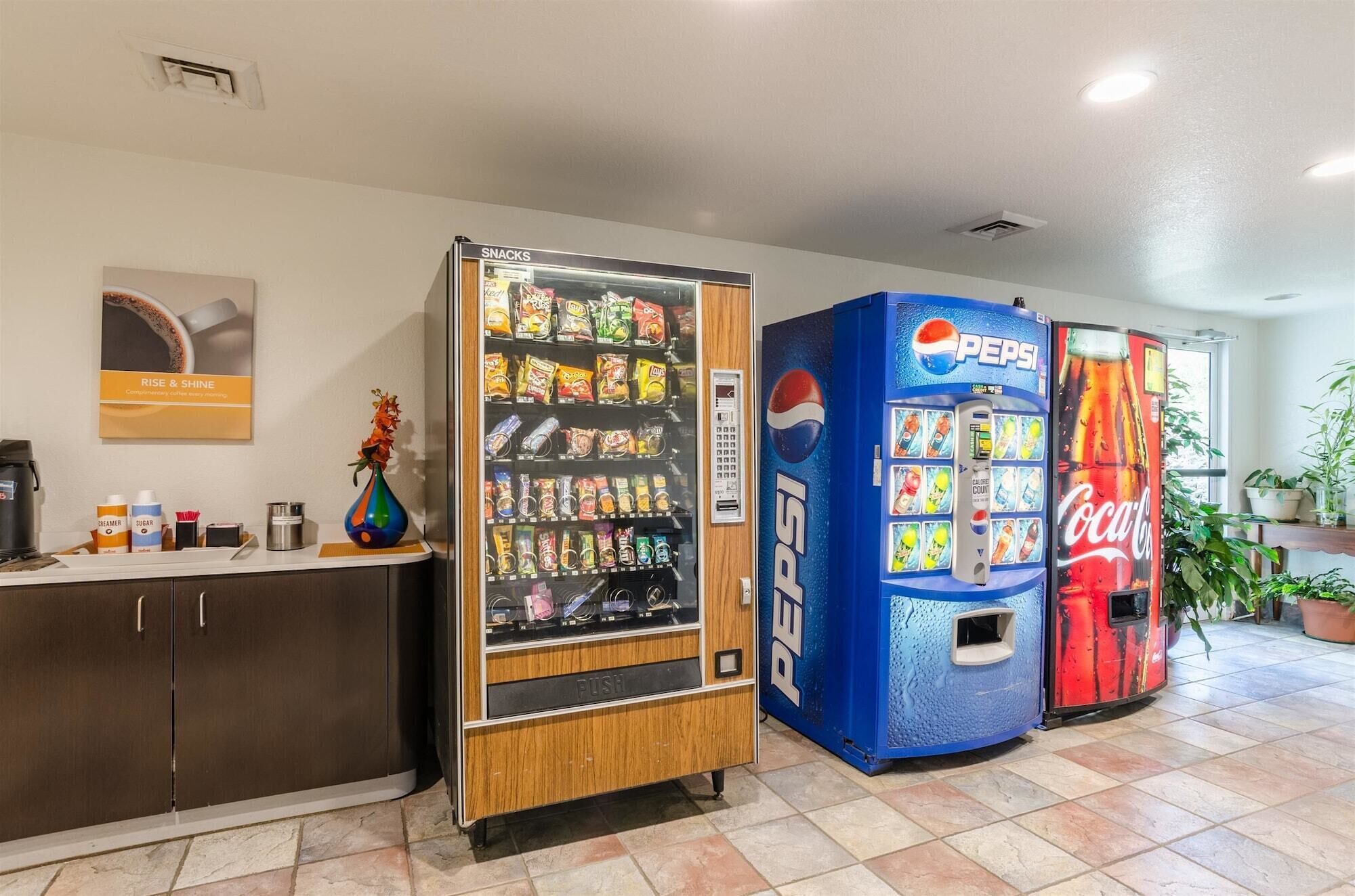 Un espace de vente proposant des en-cas, ainsi que des distributeurs automatiques de Pepsi et de Coca-Cola.