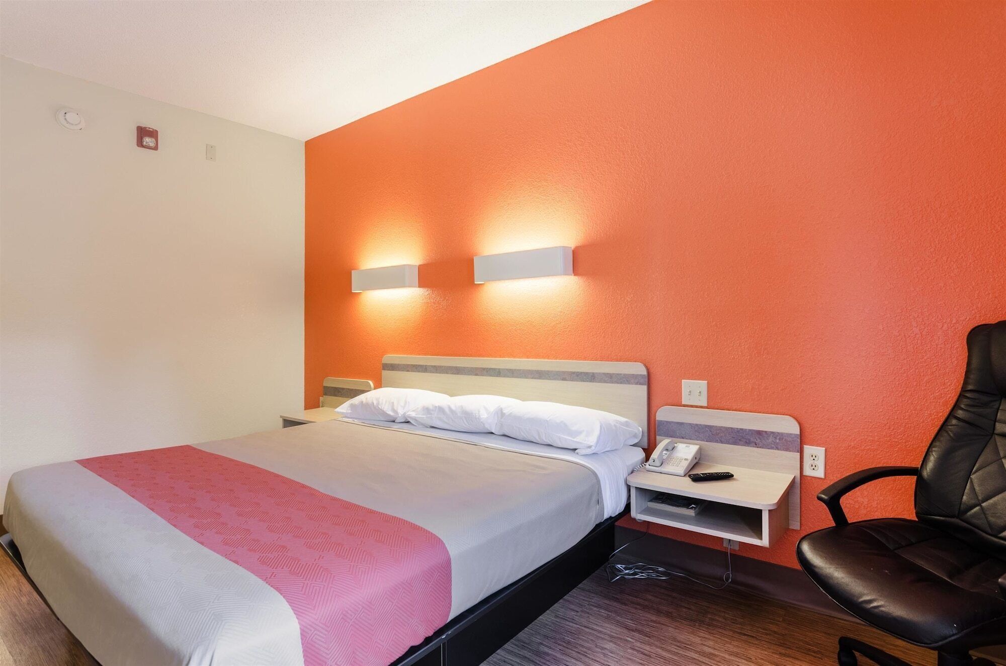 Desk, free WiFi, bed sheets