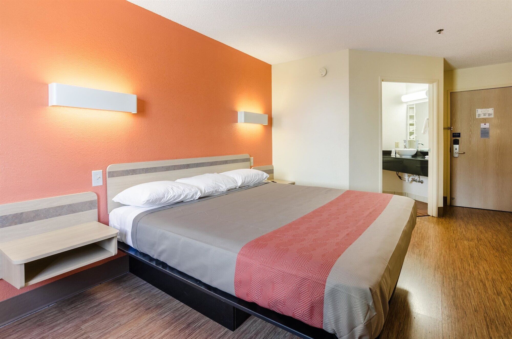 Escritorio, wifi gratis y ropa de cama 