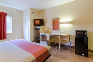 Escritorio, wifi gratis y ropa de cama 