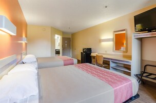 Escritorio, wifi gratis y ropa de cama 