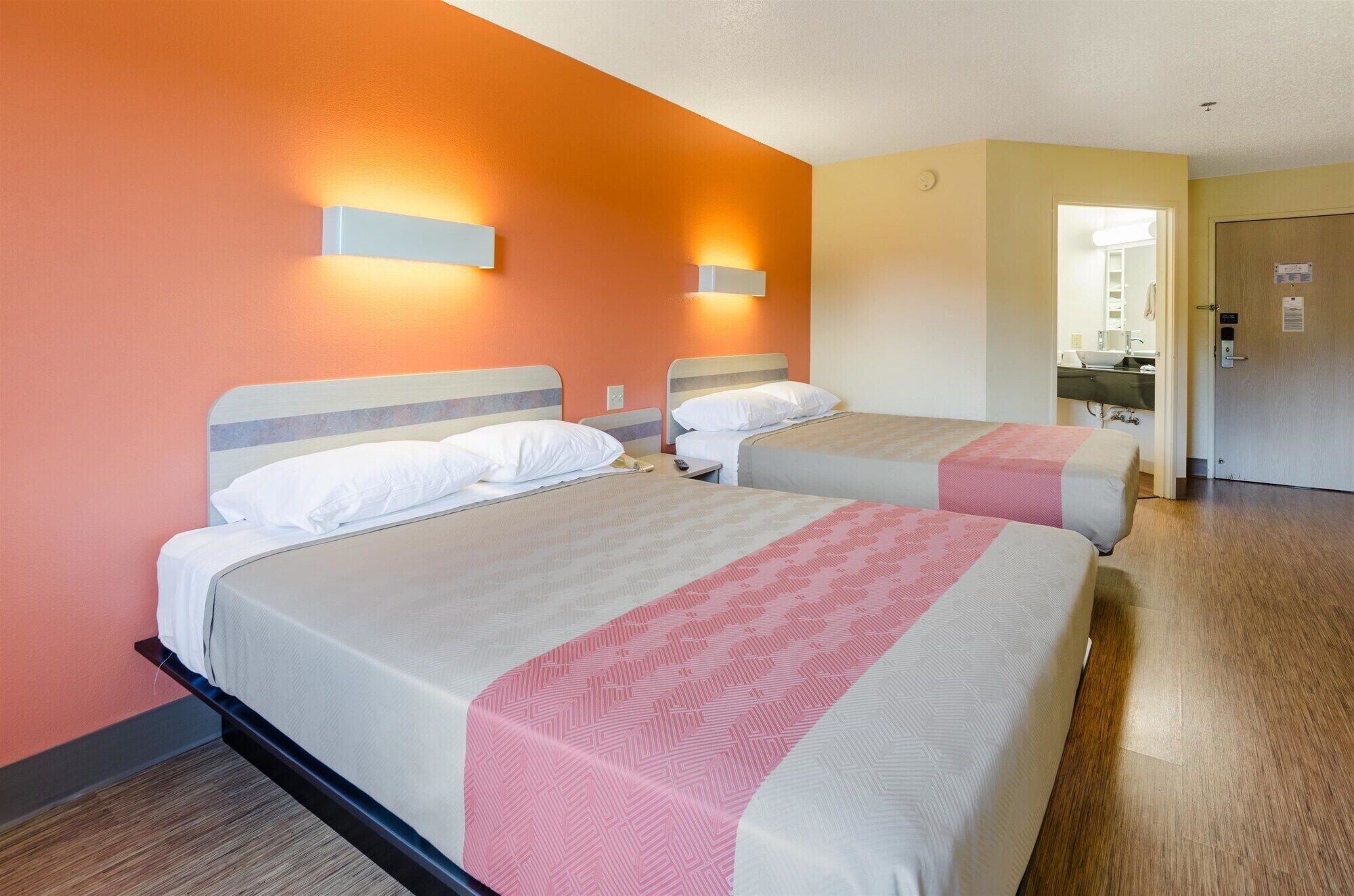 Escritorio, wifi gratis y ropa de cama 