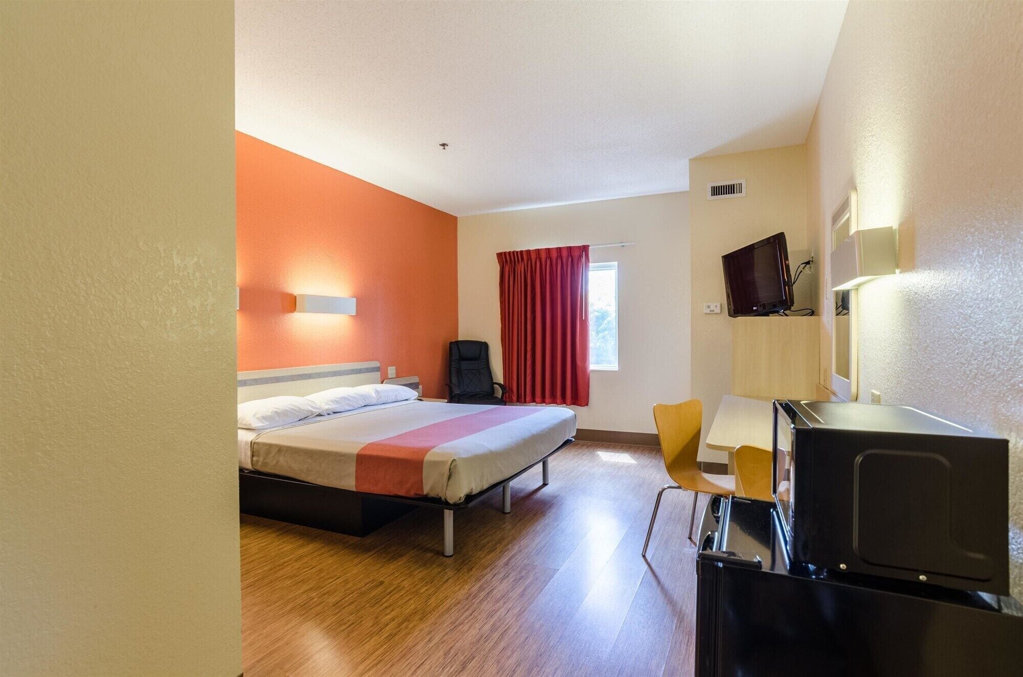 Escritorio, wifi gratis y ropa de cama 