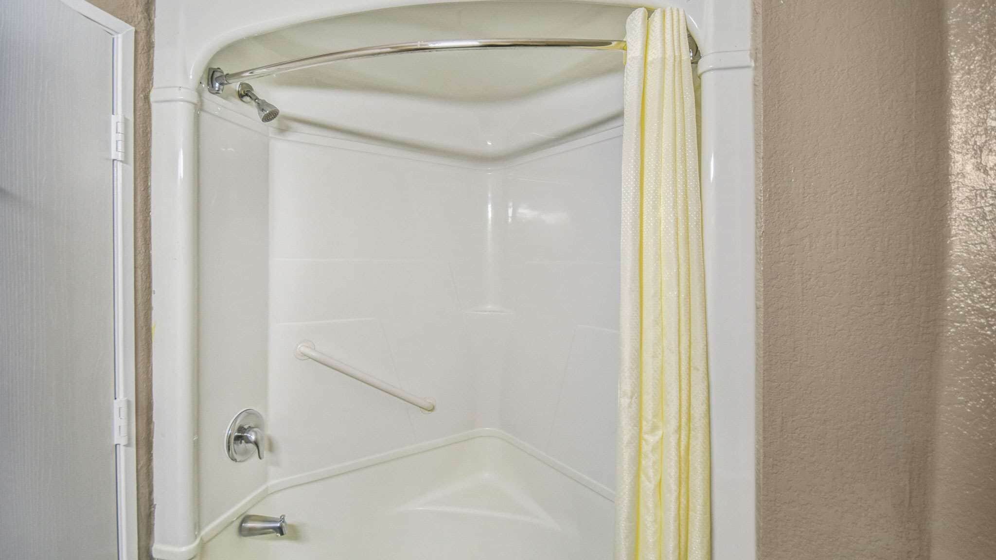 Combined shower/bathtub, hair dryer, towels