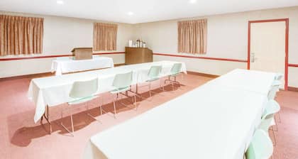 Travelodge by Wyndham Parkersburg