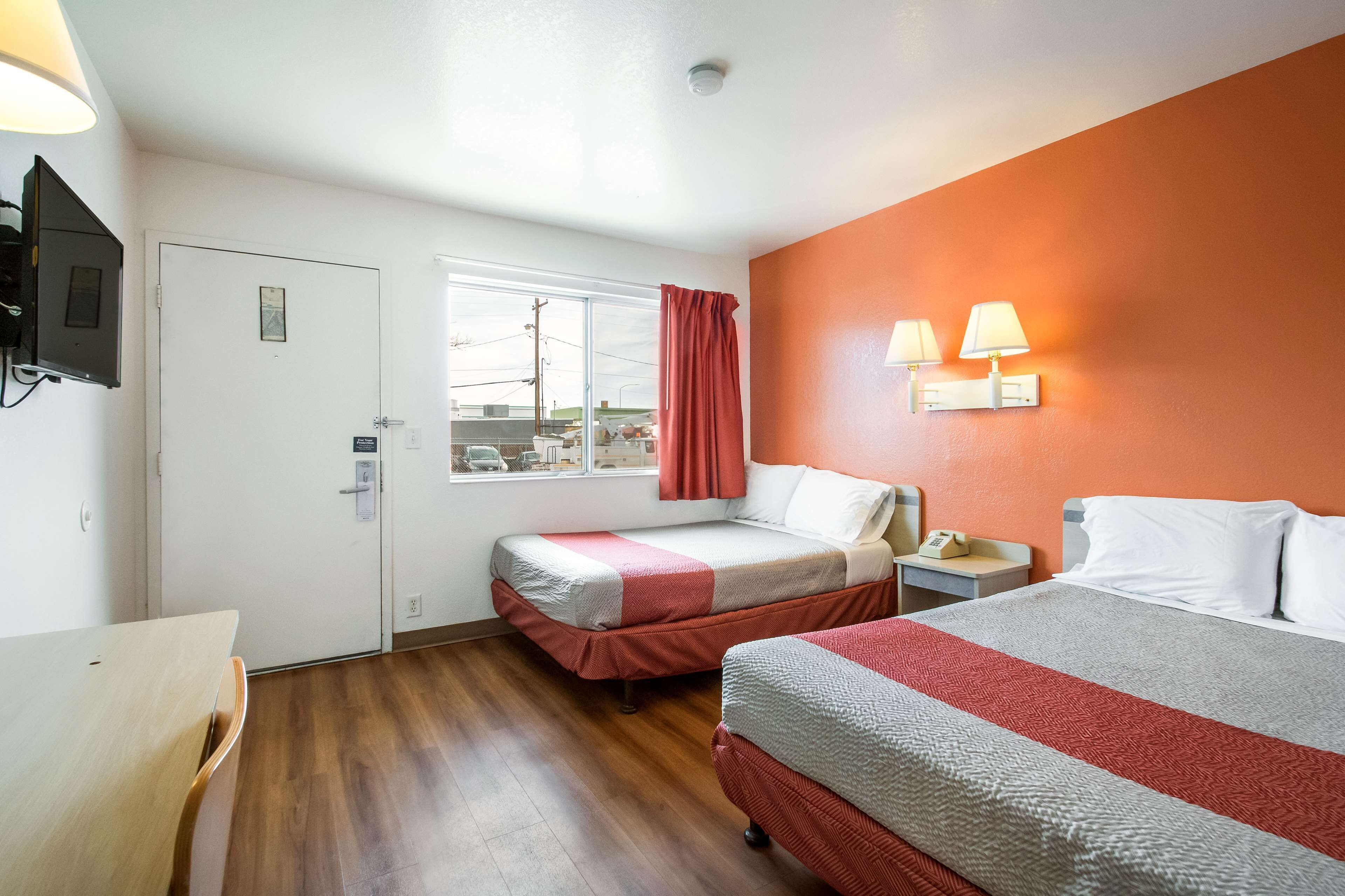 Escritorio, wifi gratis y ropa de cama 