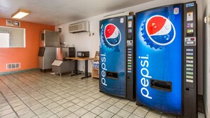 Un espace de vente proposant deux distributeurs automatiques de Pepsi et un réfrigérateur.