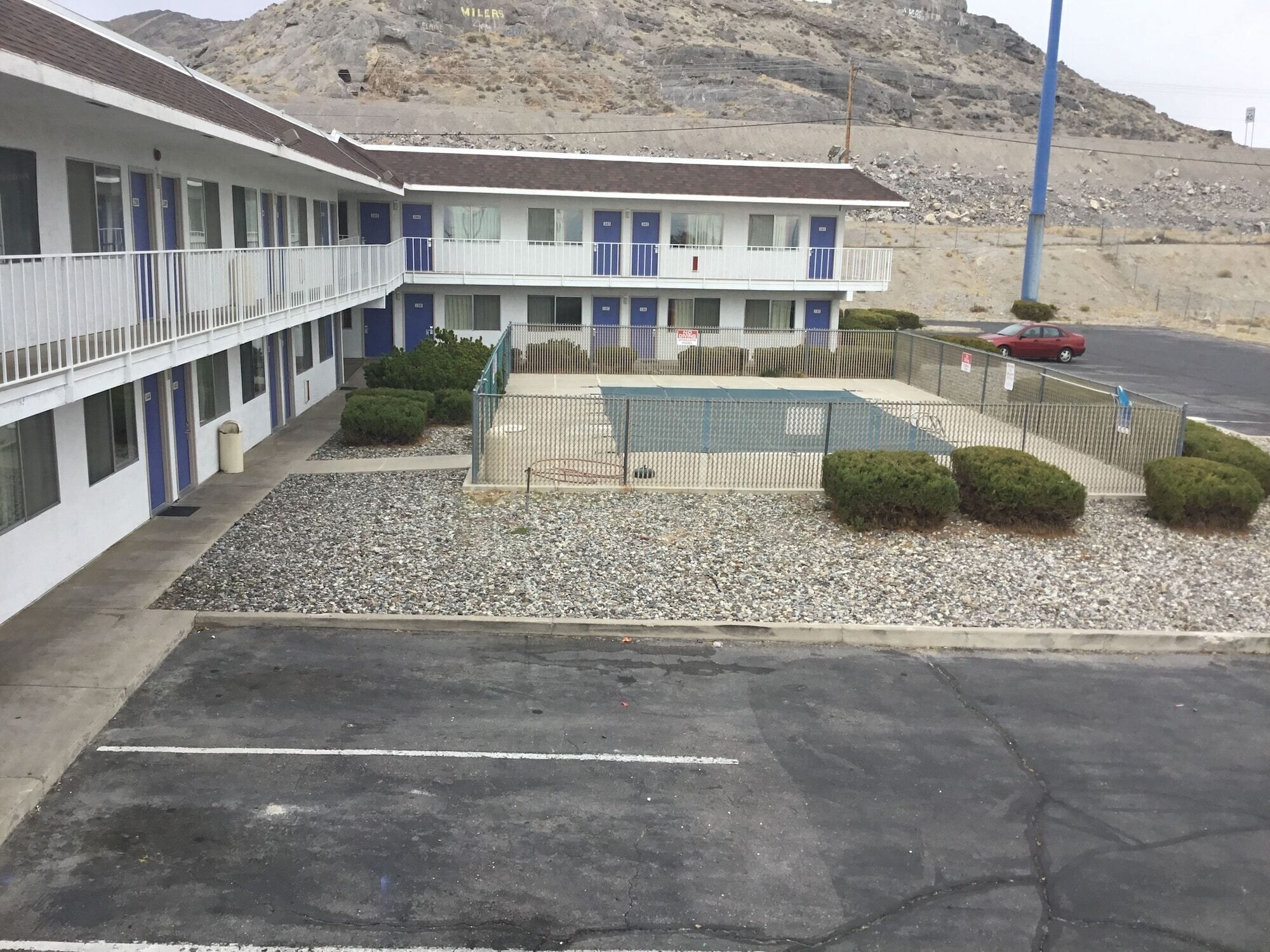 Un motel doté d’un parking, d’une courClose et offrant une vue sur les montagnes.
