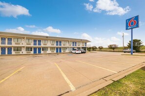 Terrace/patio - Motel 6 Greenville, TX (Greenville)