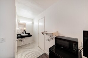 Combined shower/bathtub, hair dryer, towels