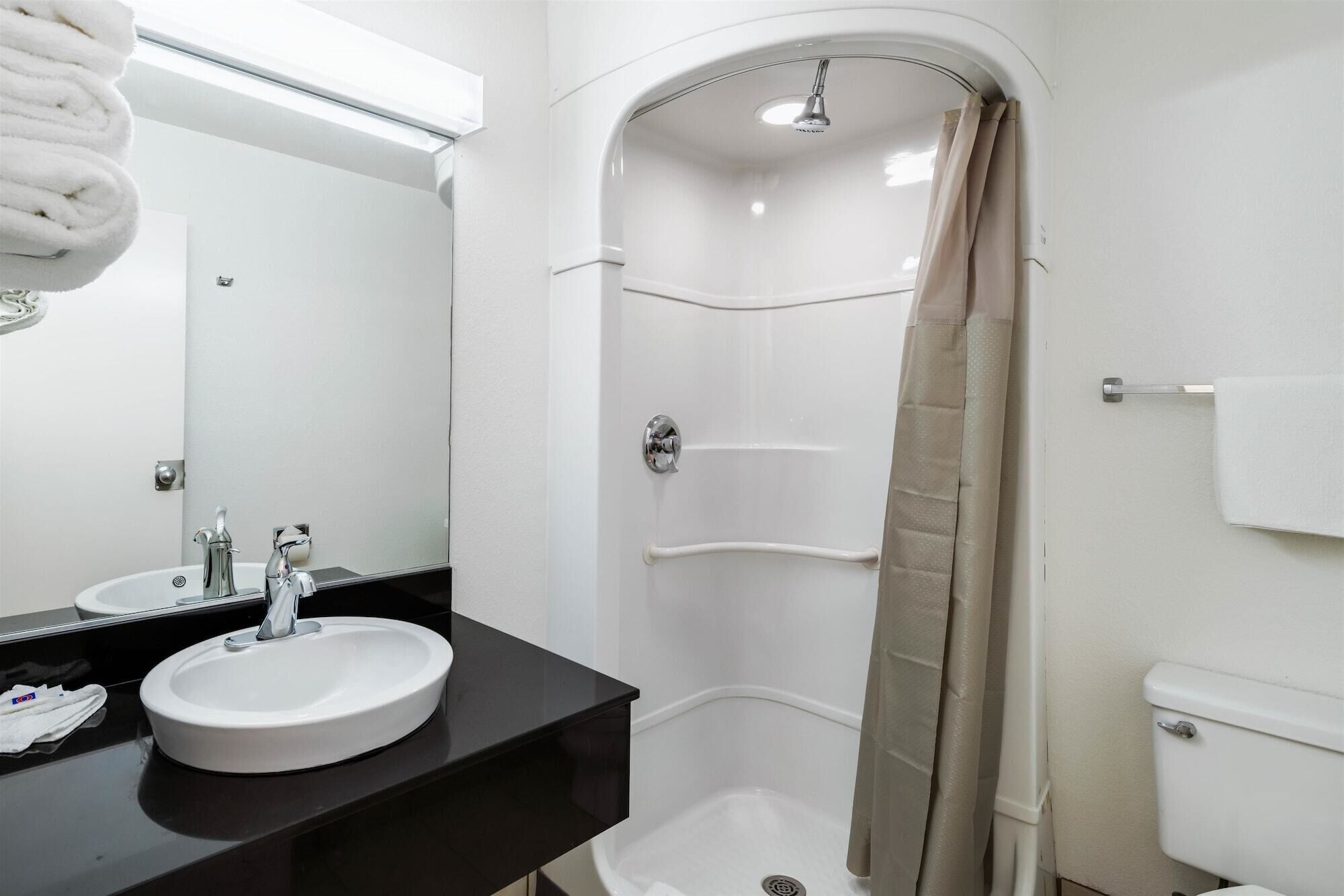 Combined shower/tub, hair dryer, towels