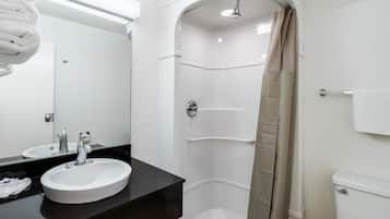 Combined shower/bathtub, hair dryer, towels