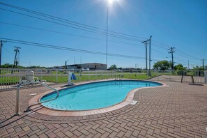 Outdoor pool - Motel 6 Harlingen, TX (Harlingen)