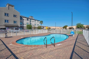 Outdoor pool - Motel 6 Harlingen, TX (Harlingen)